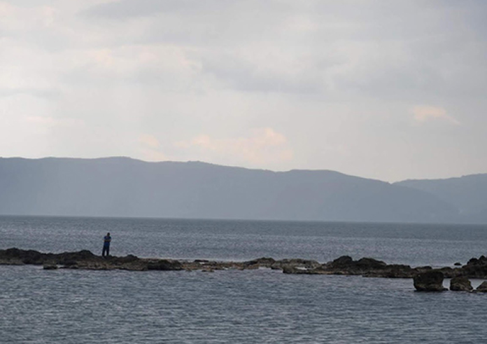 Εύβοια: Αστυνομικός έσωσε μητέρα και παιδί που παρασύρθηκαν από ρεύματα με στρώμα θαλάσσης