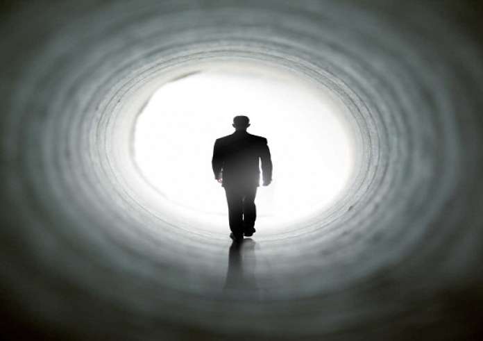 Αν φοβάσαι τον θάνατο, υπάρχει κάτι που θα σε παρηγορήσει. Τι βλέπουν οι άνθρωποι πριν πεθάνουν