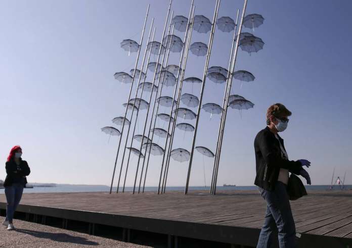 Απίστευτο περιστατικό στη Θεσσαλονίκη: Βούτηξε στον Θερμαϊκό για να βρει το κινητό της