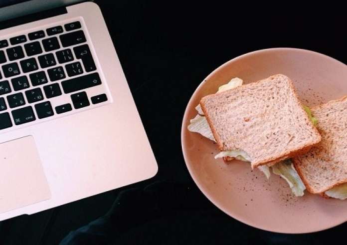 Αλμυρό και γλυκό πρωινό: Τοστ με μασκαρπόνε και μούρα