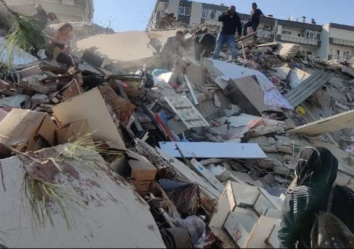 Σεισμός στην Τουρκία: Αγωνία κάτω από τα συντρίμμια και εκατοντάδες νεκροί – Κύμα συμπαράστασης