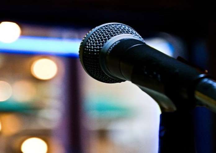 Ανακοινώνεται το όνομα πασίγνωστου τραγουδιστή – «Προσπάθησαν να με φιμώσουν», λέει ο 21χρονος καταγγέλλων