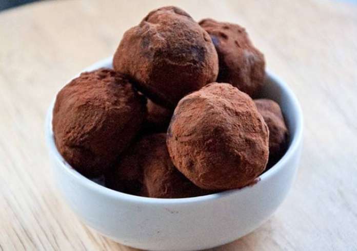 Συνταγή: Πανεύκολα και υγιεινά τρουφάκια σοκολάτας με 3 μόνο υλικά