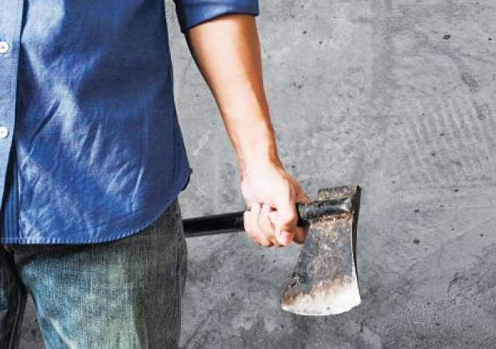 Τρόμος στη Λάρισα: Άνδρας επιτέθηκε με τσεκούρι σε μητέρα μπροστά στα δύο παιδιά της