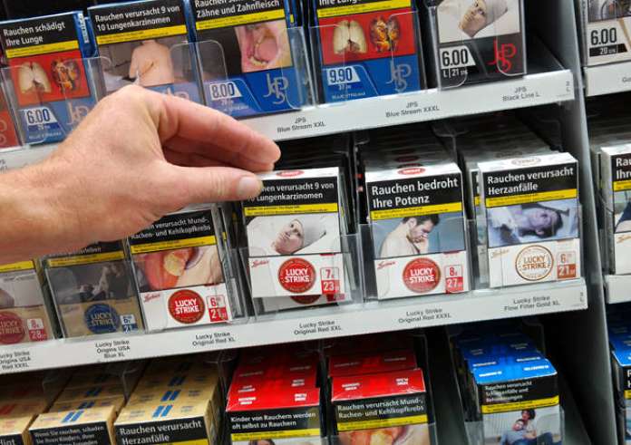 Πήγε να αγοράσει τσιγάρα και πάνω το πακέτο είχε φωτογραφία τη νεκρή γυναίκα του