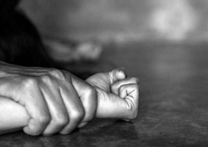 Πετράλωνα: Παραπέμφθηκαν σε δίκη δέκα φερόμενοι κατηγορούμενοι για τον βιασμό των δύο ανήλικων αδερφών