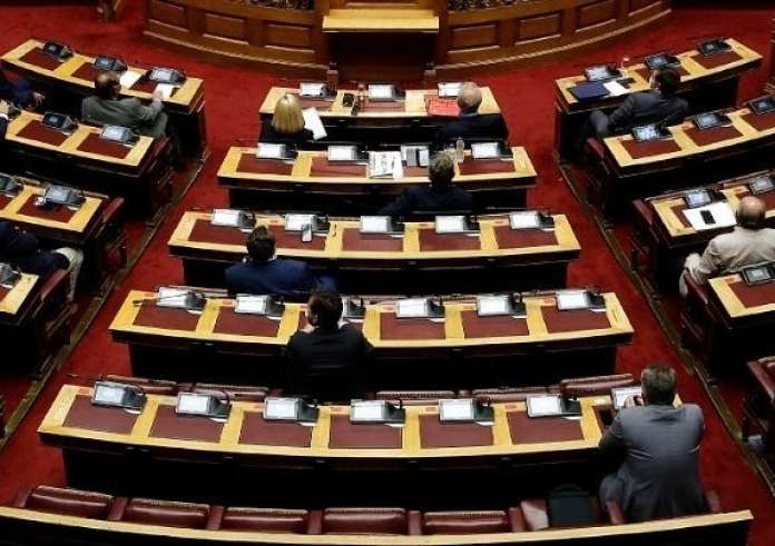 Πρόταση δυσπιστίας: Σε υψηλούς τόνους η συζήτηση στη Βουλή στον απόηχο των αποκαλύψεων για τα Τέμπη