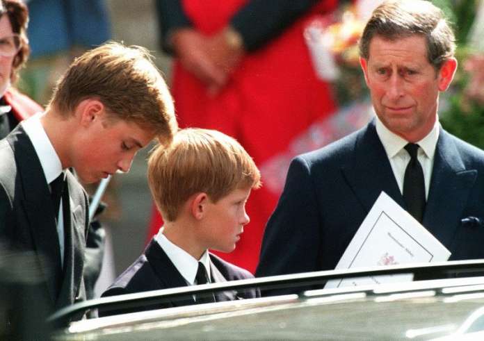 Βασίλισσα Ελισάβετ – Πριγκίπισσα Νταϊάνα: 25 χρόνια μετά η ιστορία επαναλαμβάνεται – Κάρολος, Γουίλιαμ και Χάρι στη νεκρική πομπή