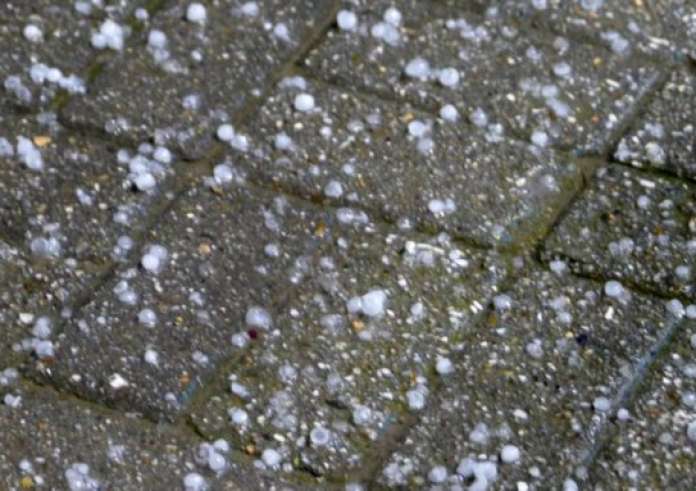 Εύβοια: Ισχυρή χαλαζόπτωση – «Άσπρισαν» οι δρόμοι