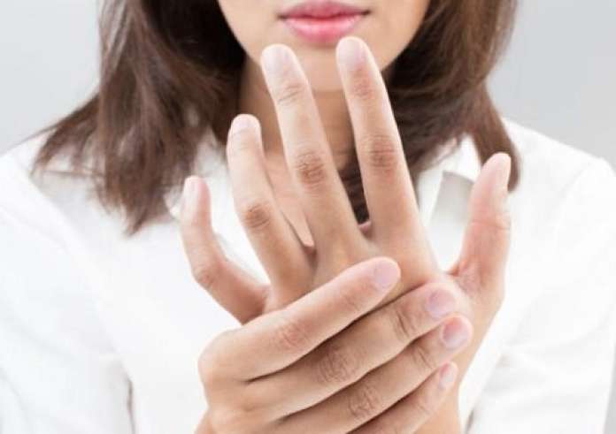Τι σημαίνει όταν μουδιάζουν τα χέρια σας – Οι αιτίες και πότε χρειάζεται προσοχή