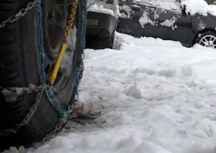 Πώς τοποθετούμε σωστά τις αλυσίδες χιονιού - Το πρόστιμο αν δεν έχετε μαζί σας