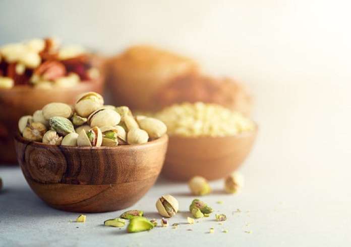 Το όφελος που θα έχετε στην υγεία σας αν αντικαταστήσετε τα αλλαντικά με ξηρούς καρπούς