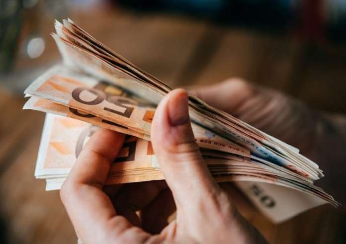 Οικονομία: Τι θυσιάζουν οι Έλληνες για να βγει ο μήνας