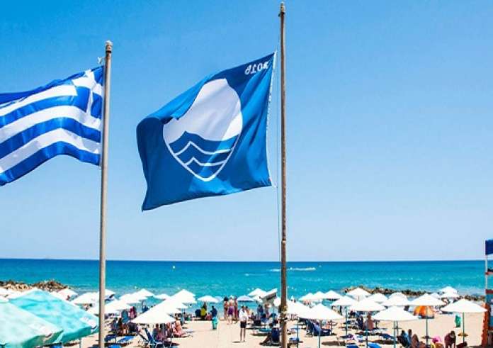 Γαλάζιες σημαίες 2025: Οι βραβευμένες ακτές στην Ελλάδα – Ο νομός που έσπασε τα κοντέρ