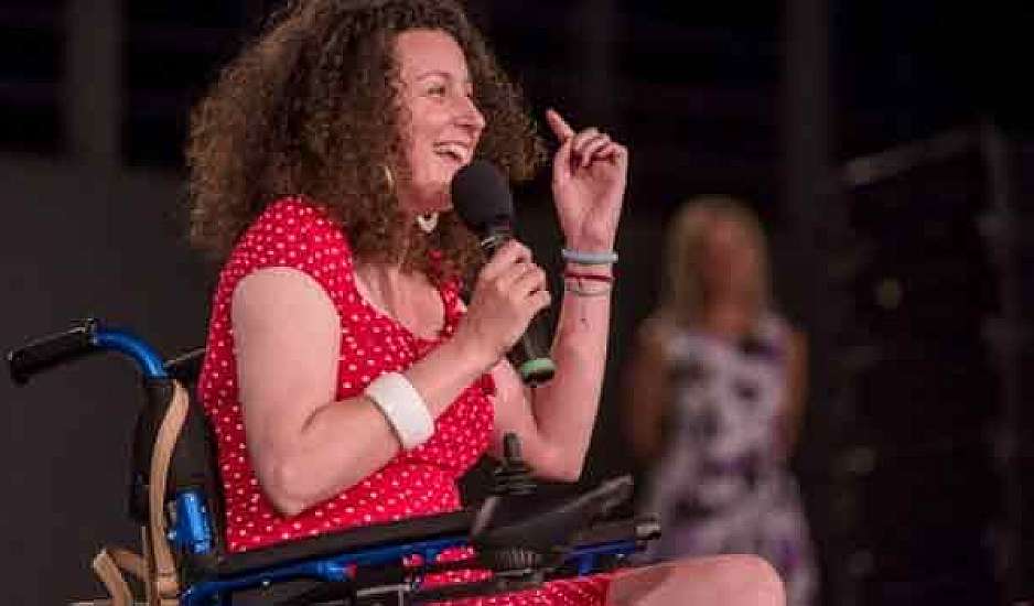 Κατερίνα Βρανά: Συγκίνηση στην πρώτη εμφάνισή της σκηνή με αναπηρικό αμαξίδιο