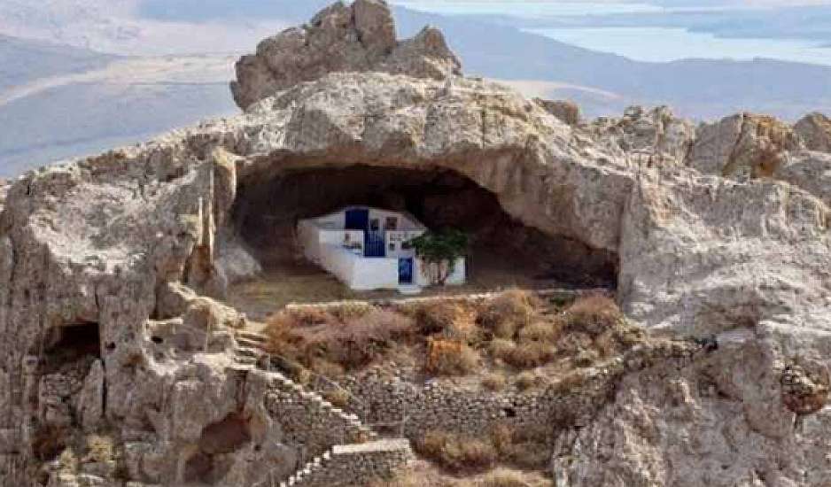 Μια από τις πιο όμορφες εκκλησίες της Ελλάδας: Χωρίς σκεπή και χτισμένη σε βράχο