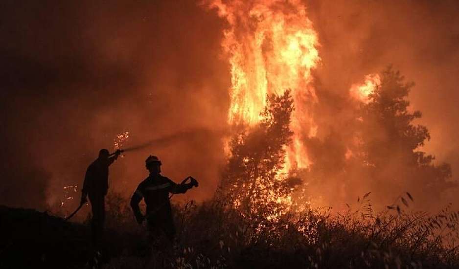 Κάρυστος: Κοντά σε οικισμούς τα μέτωπα της φωτιάς -  Μήνυμα 112 για εκκενώσεις