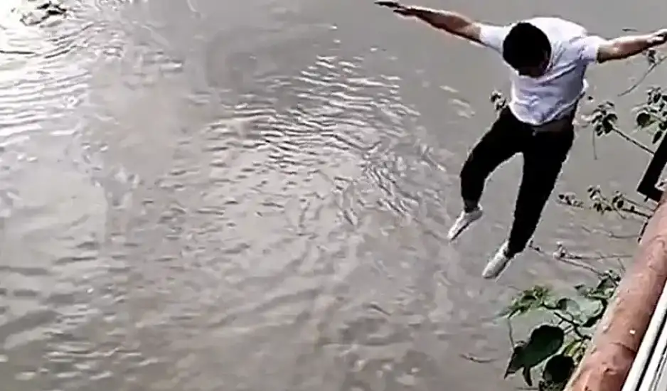 Η στιγμή που άντρας πηδάει από γέφυρα για να σώσει κοριτσάκι που πνίγεται