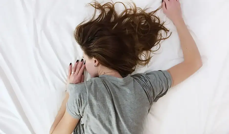 Ύπνος: Η συνήθεια πολλών τα Σαββατοκύριακα είναι επικίνδυνη για την υγεία, προειδοποιεί ειδικός