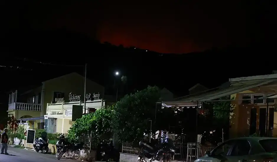 Φωτιά τώρα στην Κέρκυρα: Εκκενώνονται ακόμη 10 περιοχές – Έφτασε στα πρώτα σπίτια