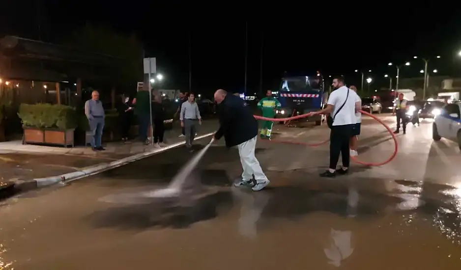 Βόλος: Ο Μπέος καθαρίζει τους δρόμους από τις λάσπες με μάνικα