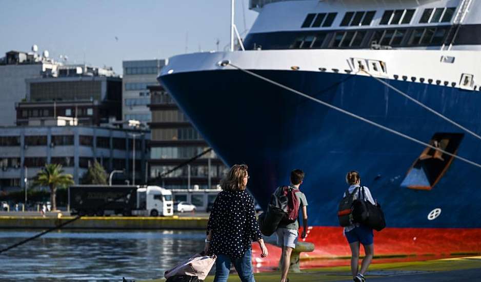 Λιμάνι Πειραιά: Απίστευτη περιπέτεια για την γυναίκα που άφησαν έξω από το πλοίο με τα παιδιά της – Οργή από τον σύζυγό της