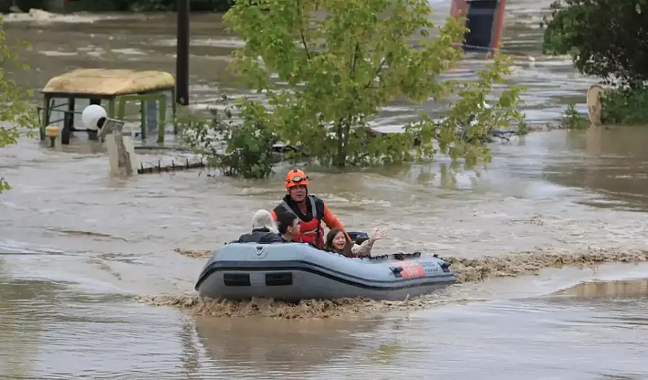 Καρδίτσα: Διασώστες μεταφέρουν με βάρκες αλλά και στα χέρια πλημμυροπαθείς στον Παλαμά