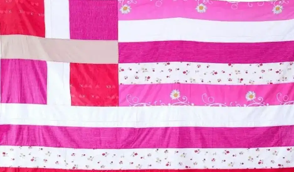 Σάλος για τη ροζ ελληνική σημαία στο προξενείο στη Νέα Υόρκη