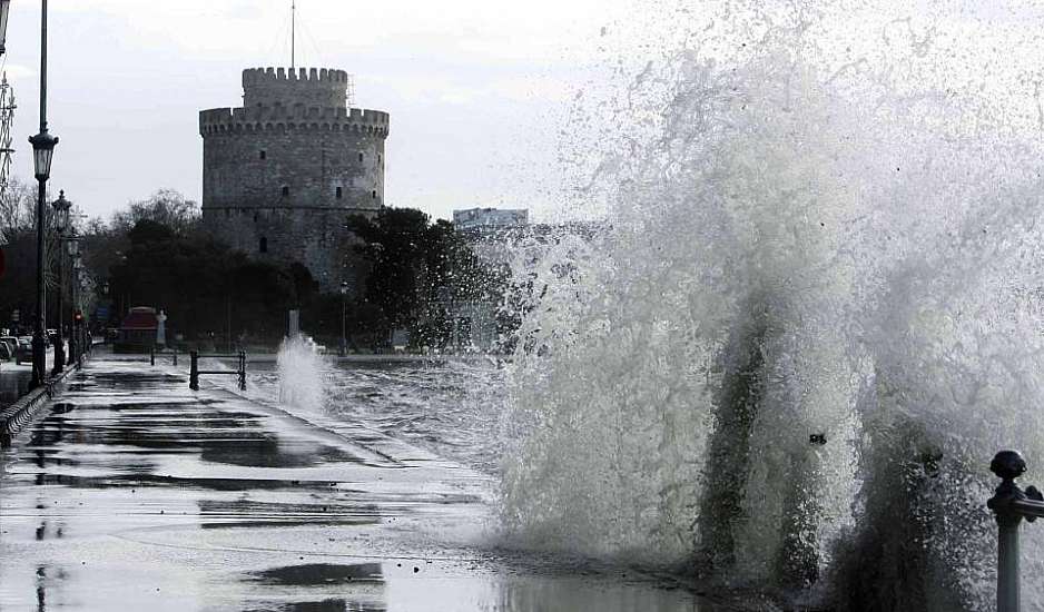 Θεσσαλονίκη: Έσπασαν τα «κοντέρ» οι άνεμοι – Κύματα σφυροκοπούν το αντιτορπιλικό «Βέλος»