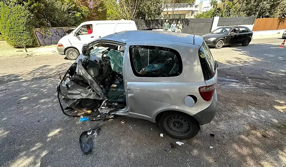 Τροχαίο δυστύχημα στο Καβούρι: Νεκρός 37χρονος οδηγός αυτοκινήτου που ανατράπηκε – Σοκάρουν οι εικόνες