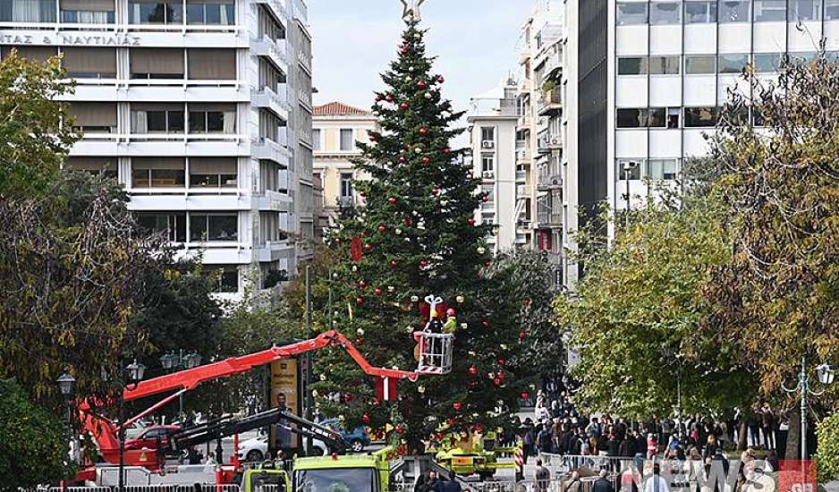 Πλατεία Συντάγματος: LIVE η φωταγώγηση του δέντρου της Αθήνας