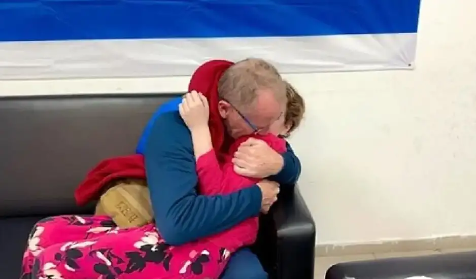 Ισραήλ: Συγκλονίζει η αγκαλιά της Έμιλι Χαντ με τον πατέρα της - Η 9χρονη είχε απαχθεί από τη Χαμάς