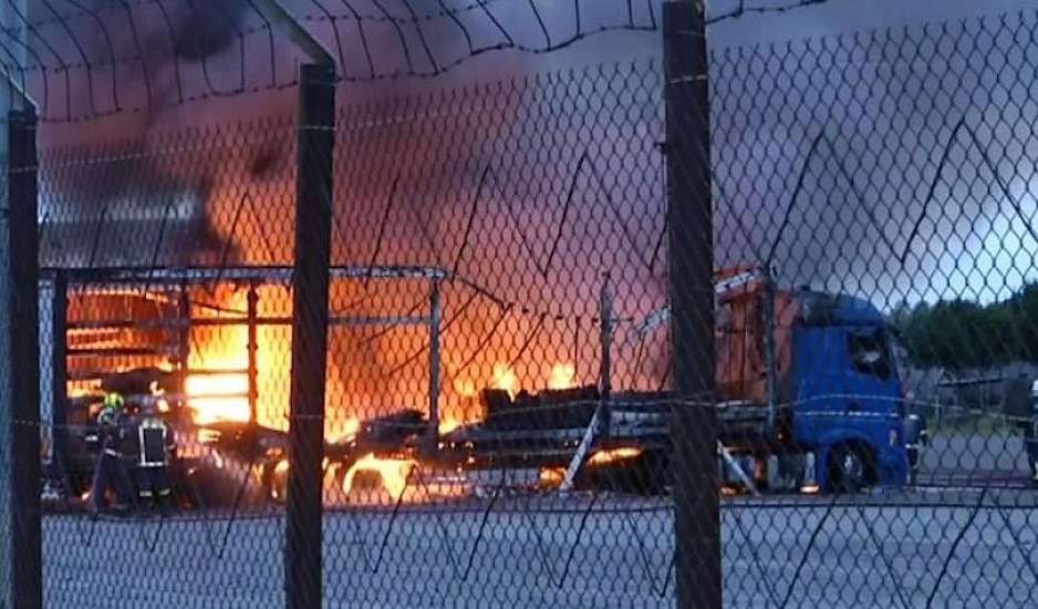 Θεσσαλονίκη: Μεγάλη φωτιά στο λιμάνι - Κάηκαν φορτηγά, ισχυρές δυνάμεις της Πυροσβεστικής στην κατάσβεση