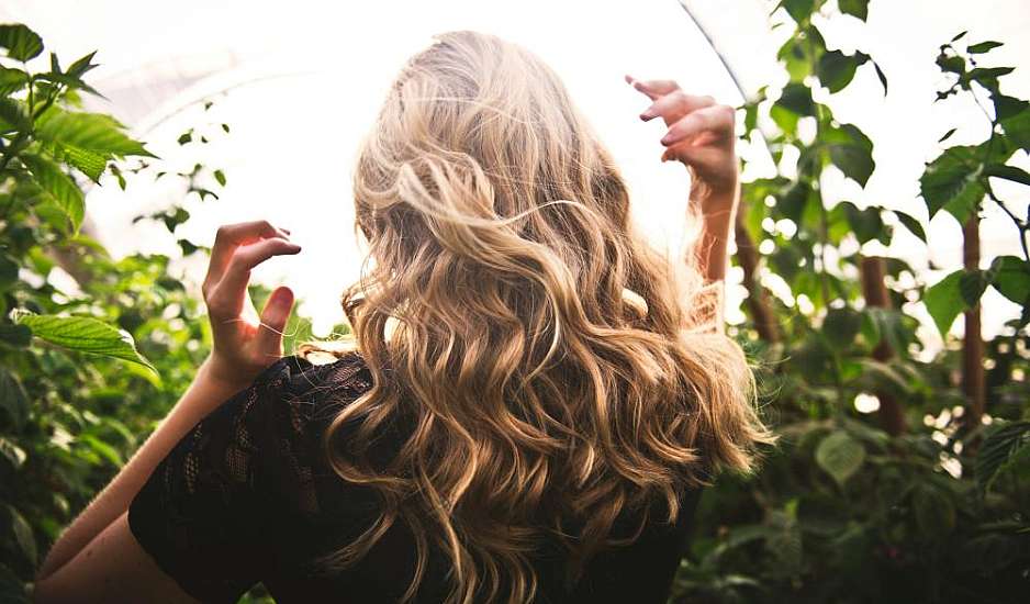 Anti-frizz: 5 beauty tips κατά του φριζαρίσματος, για λεία και λαμπερά μαλλιά