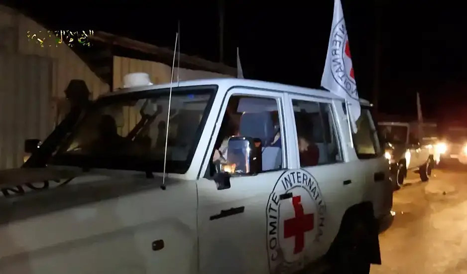 Η Χαμάς παρέδωσε 17 ομήρους στον Ερυθρό Σταυρό για να γίνει η ανταλλαγή με το Ισραήλ