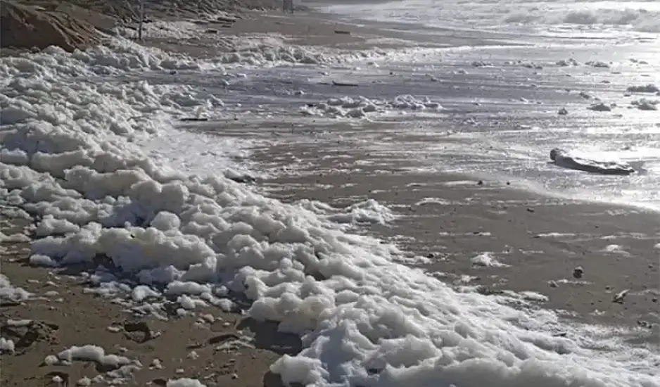 Λευκός αφρός κάλυψε παραλία στην Κρήτη μετά την κακοκαιρία Bettina – Τι είναι το φαινόμενο Cappuccino Coast