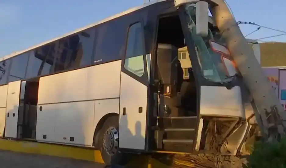Λεωφόρος Λαυρίου: Λεωφορείο έπεσε σε κολόνα – Τραυματίστηκε ελαφρά ο οδηγός