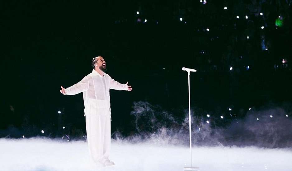 Τελικός Eurovision 2024: Ο Γάλλος τραγούδησε δύο μέτρα απ’ το μικρόφωνο – Mία φωνή από άλλο πλανήτη
