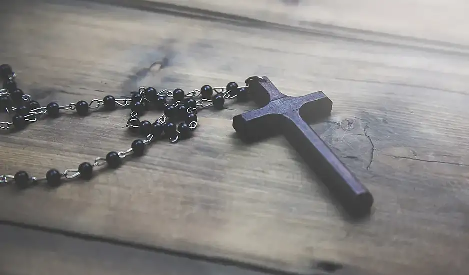 Έφηβος έπαθε ηλεκτροπληξία από τον σταυρό του και κόντεψε να πεθάνει