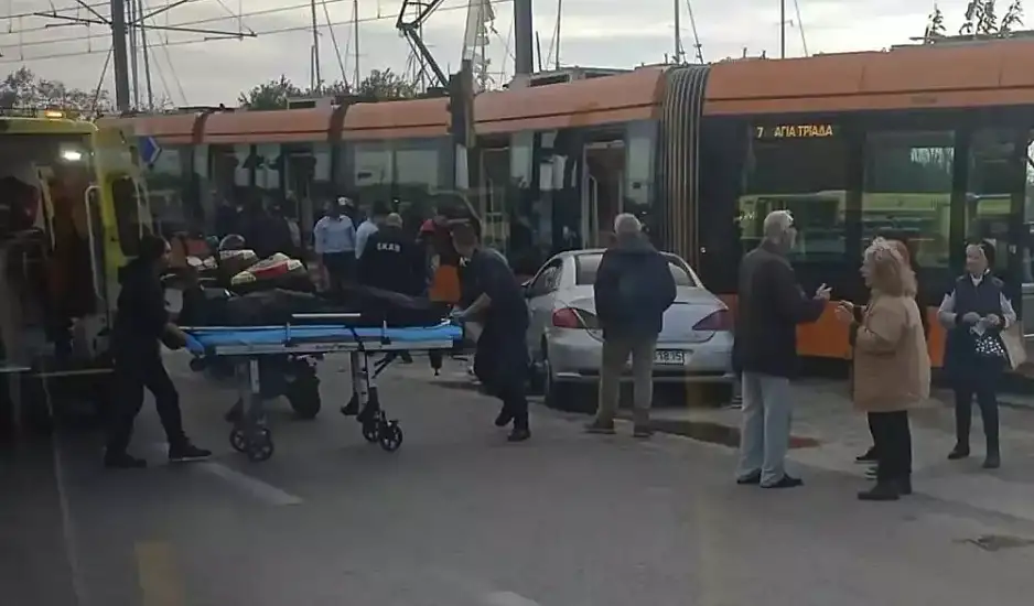 Παλαιό Φάληρο: Τραμ συγκρούστηκε με αυτοκίνητο – Ένας νεκρός
