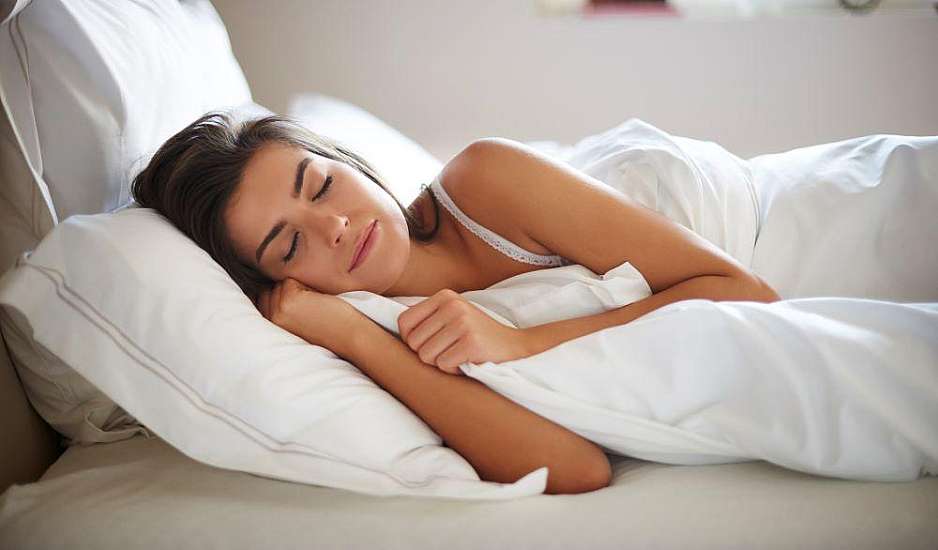 Τι σημαίνουν οι ώρες που ξυπνάς το βράδυ μέσα στον ύπνο σου;