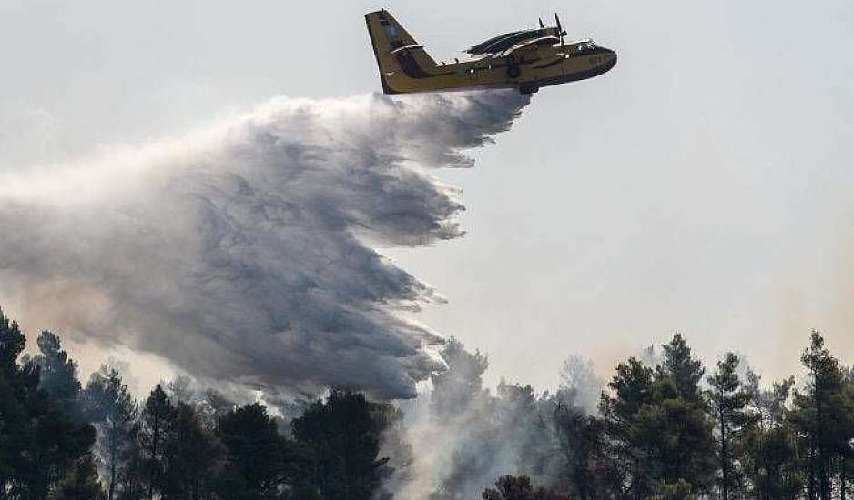 Αεροσκάφος της πυροσβεστικής πέρασε σκόνη για φωτιά και έριξε νερό σε αγρότη