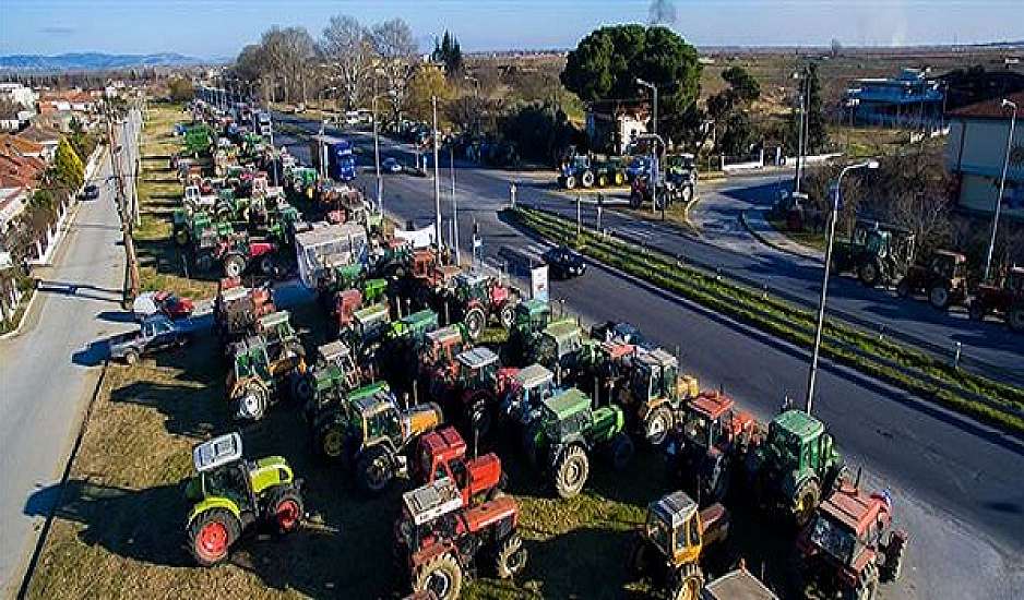 Θεσσαλία: Βγήκαν τα τρακτέρ στους δρόμους – Πόλεμος αγροτών με τα ΜΑΤ