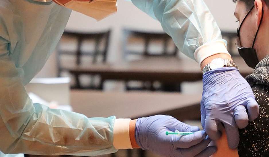 Κορονοϊός: Το μήνυμα της πρώτης 15χρονης που εμβολιάστηκε στη Θεσσαλία