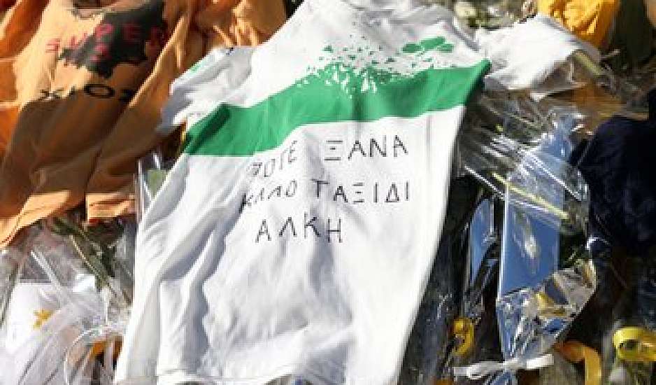 Θεσσαλονίκη: Στο σημείο της δολοφονίας του 19χρονου Άλκη οι παίκτες του Παναθηναϊκού