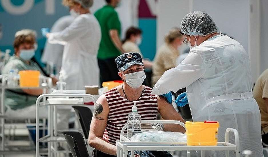 Κορονοϊός: Στην Αγία Πετρούπολη καθιερώνεται ο υποχρεωτικός εμβολιασμός