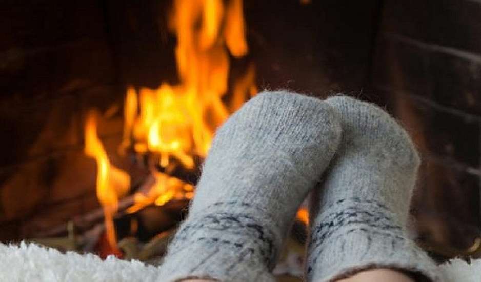 Έχετε συνέχεια κρύα πόδια; Τι μπορεί να σημαίνει αυτό για την υγεία σας