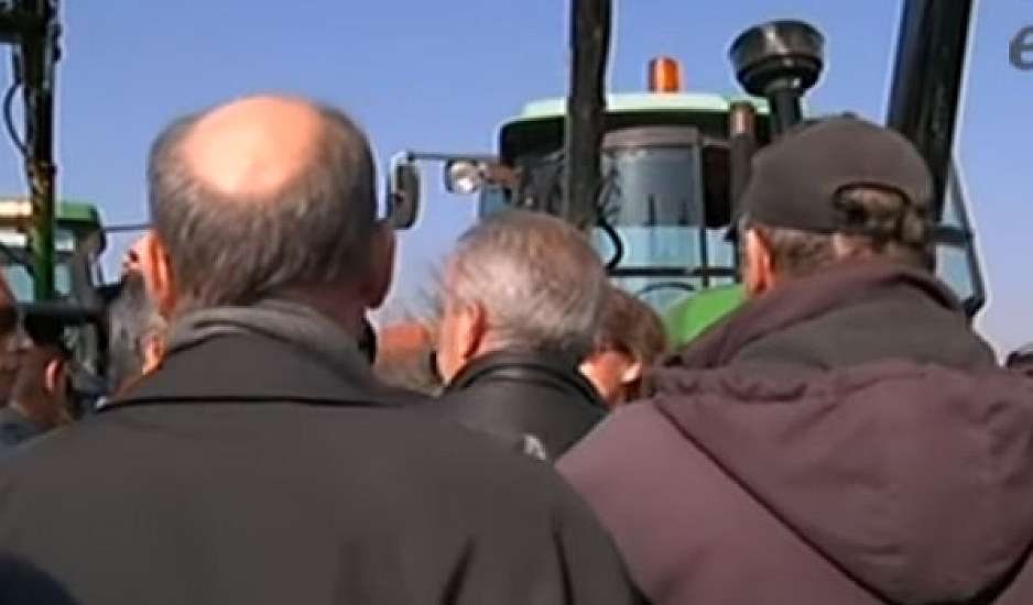 Αναβρασμός στα μπλόκα των αγροτών: Ώρα αποφάσεων για όργωμα με τρακτέρ στην Αθήνα