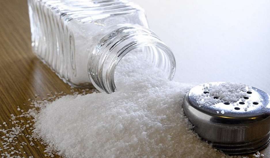 5 προειδοποιητικά σημάδια που δείχνουν ότι τρως πολύ αλάτι