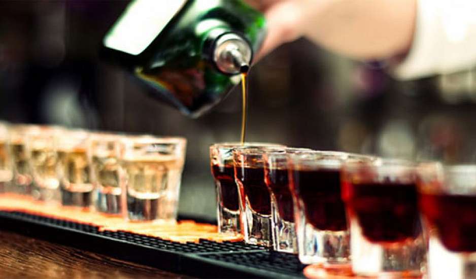 Harvard: Πόσο αλκοόλ μπορούμε να πίνουμε ανά εβδομάδα - Η σημασία της ηλικίας